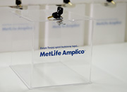 MetLife Amplico - Urna z pleksi